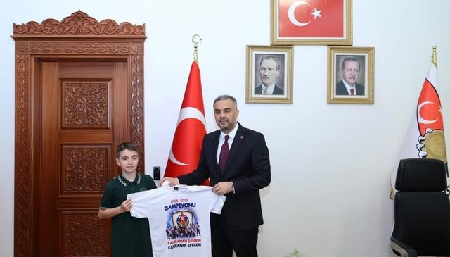 ONİKİŞUBAT BELEDİYESİ’NDE 23 NİSAN COŞKUSU: BAŞKANLIK KOLTUĞU MİNİK ÖĞRENCİYE DEVREDİLDİ