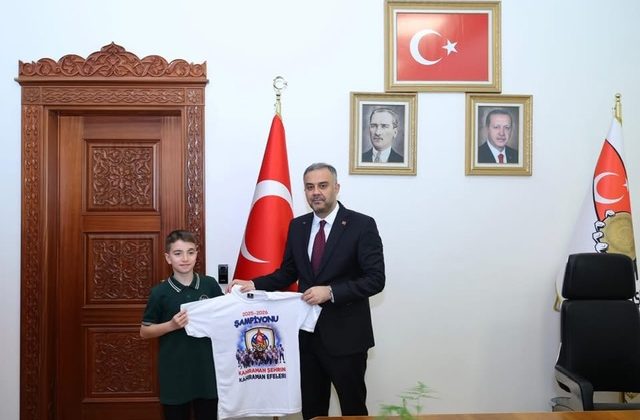 ONİKİŞUBAT BELEDİYESİ’NDE 23 NİSAN COŞKUSU: BAŞKANLIK KOLTUĞU MİNİK ÖĞRENCİYE DEVREDİLDİ