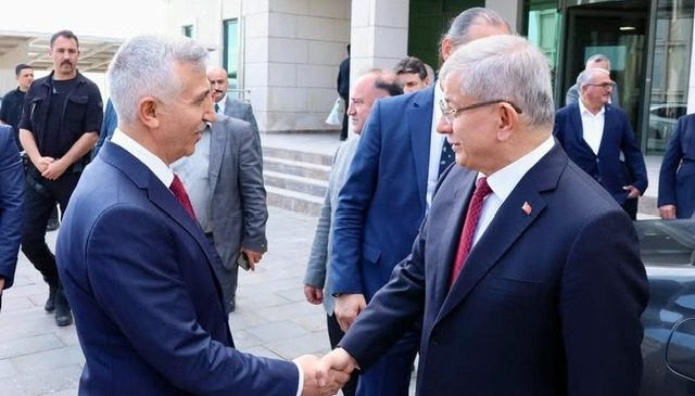 DAVUTOĞLU VE BERABERİNDEKİ HEYETTEN VALİLİĞE ZİYARET