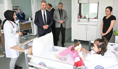Rektör Okumuş’tan sonra Minik Hastalara 23 Nisan Ziyareti