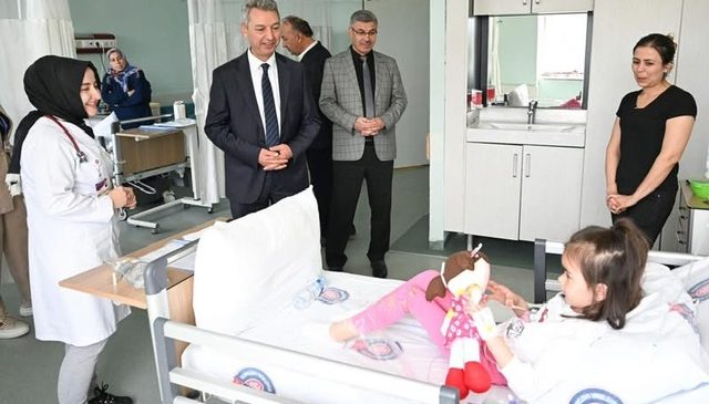 Rektör Okumuş’tan sonra Minik Hastalara 23 Nisan Ziyareti