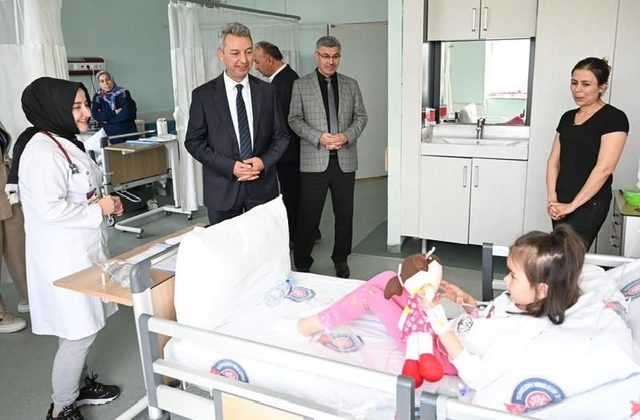 Rektör Okumuş’tan sonra Minik Hastalara 23 Nisan Ziyareti