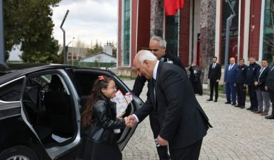 Başkan Cüce’den 23 Nisan’da Anlamlı Devir Teslim