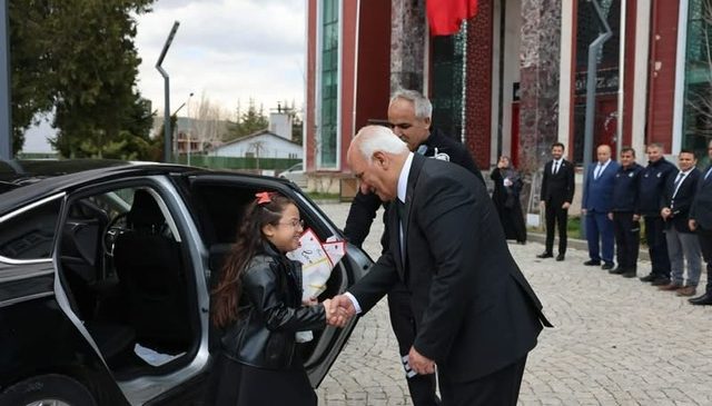 Başkan Cüce’den 23 Nisan’da Anlamlı Devir Teslim