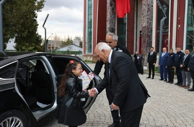 Başkan Cüce’den 23 Nisan’da Anlamlı Devir Teslim