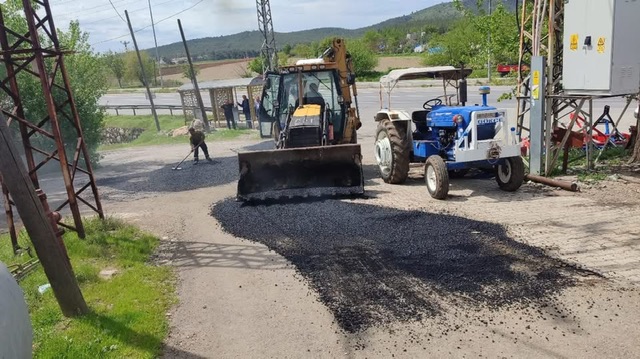 GÜZELYURT MAHALLESİ’NDE ASFALT YAMA ÇALIŞMALARI SÜRÜYOR