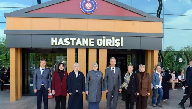 AK Parti Kadın Kolları Heyetinden Yaralı Öğrencilere Moral Ziyareti