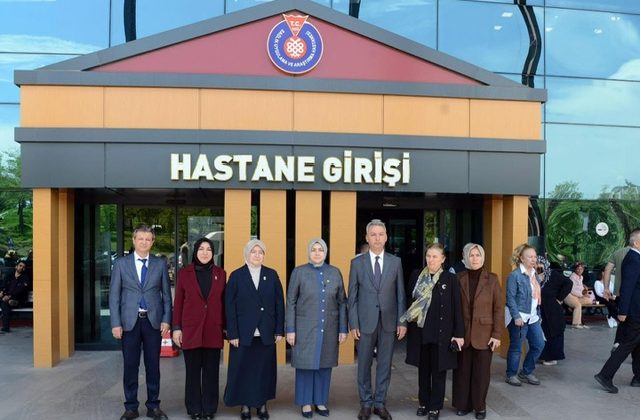 AK Parti Kadın Kolları Heyetinden Yaralı Öğrencilere Moral Ziyareti