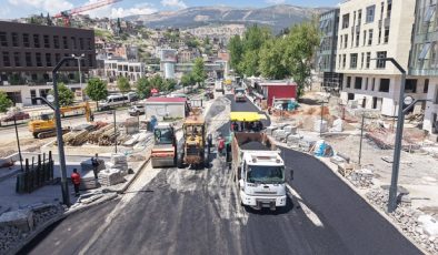 Büyükşehir Belediyesi, Trabzon Bulvarı ve Milli Egemenlik Caddesi’nde asfalt serimine başladı.