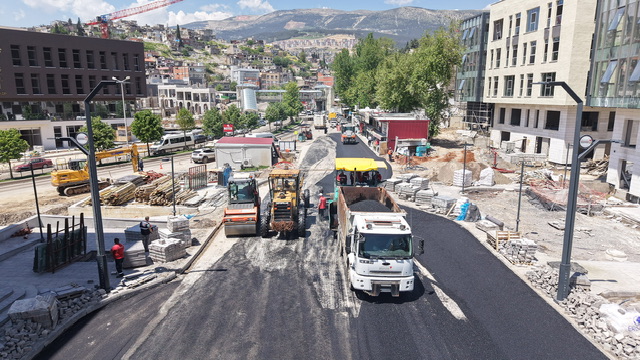 Büyükşehir Belediyesi, Trabzon Bulvarı ve Milli Egemenlik Caddesi’nde asfalt serimine başladı.