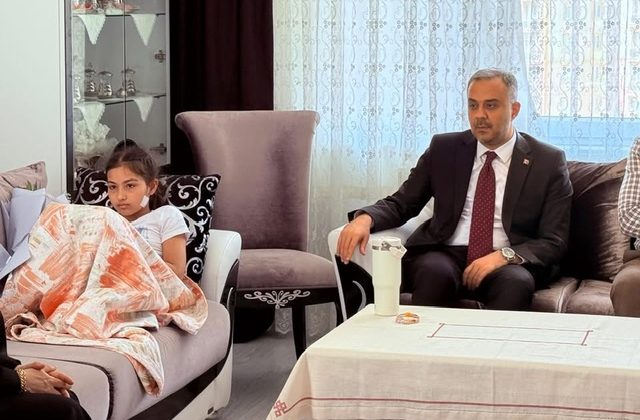 Başkan Toptaş’tan Yaralı Öğrencilere Ziyaret, Hayatını Kaybedenlerin Ailelerine Taziye