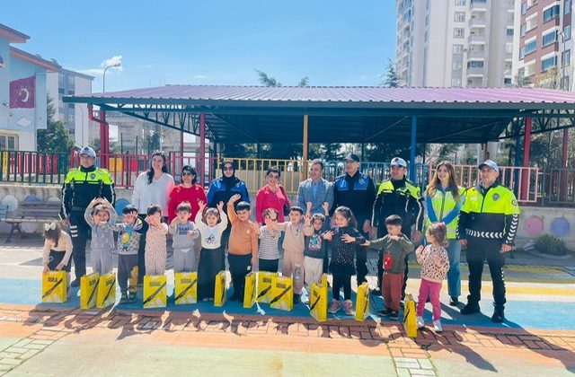 Minik Öğrencilere Polislik Mesleği Tanıtıldı