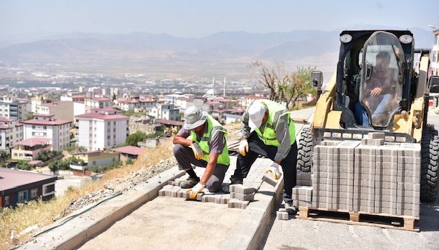 BALLICA MAHALLESİ’NDE KİLİT PARKE KALDIRIM VE MERDİVEN ÇALIŞMALARI TAMAMLANDI