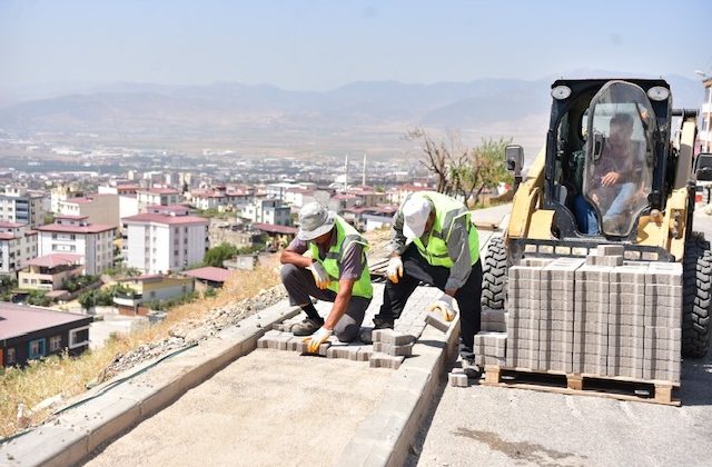 BALLICA MAHALLESİ’NDE KİLİT PARKE KALDIRIM VE MERDİVEN ÇALIŞMALARI TAMAMLANDI