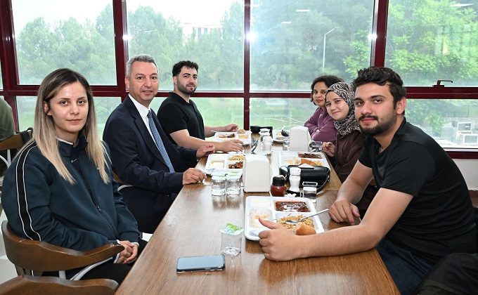 KSÜ Rektörü Prof. Dr. İbrahim Taner Okumuş Öğrencilerle Yemekte Buluştu