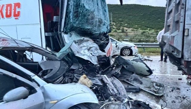 Otoyolda zincirleme kaza: 10 yaralı