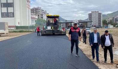 ELBİSTAN’DA ASFALT SEFERBERLİĞİ DEVAM EDİYOR