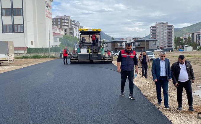 ELBİSTAN’DA ASFALT SEFERBERLİĞİ DEVAM EDİYOR