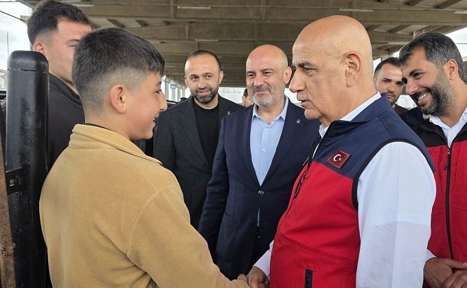 TBMM Tarım ve Köyişleri Komisyon Başkanı Vahit Kirişci Canlı Hayvan Borsası’nı ziyaret etti