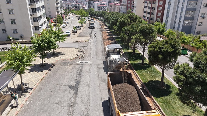 Büyükşehir, Ahır Dağı Caddesi’ni Asfalta Hazırlıyor