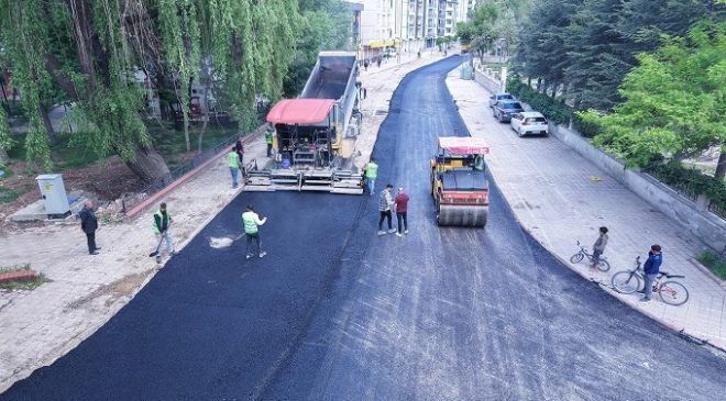 Büyükşehir, Elbistan Pınarbaşı Caddesi’nde Asfalt Serimine Başladı