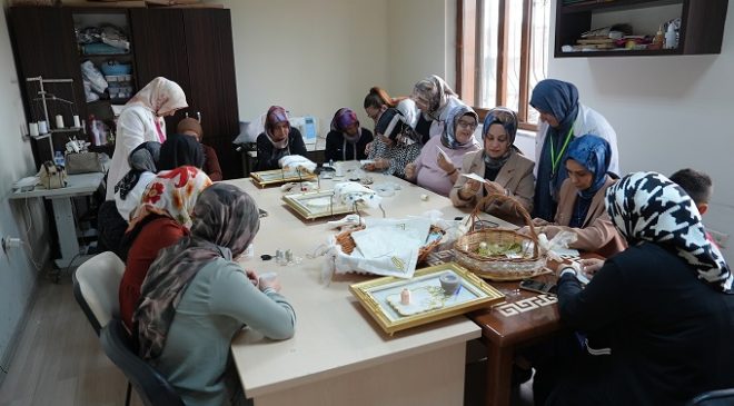 Büyükşehir’in Geri Dönüşüm Atölyesinde Kadın Emeği Göz Doldurdu