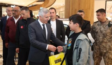 Vali Ünlüer Trafik Haftası Etkinliğinde Vatandaşlarla Buluştu