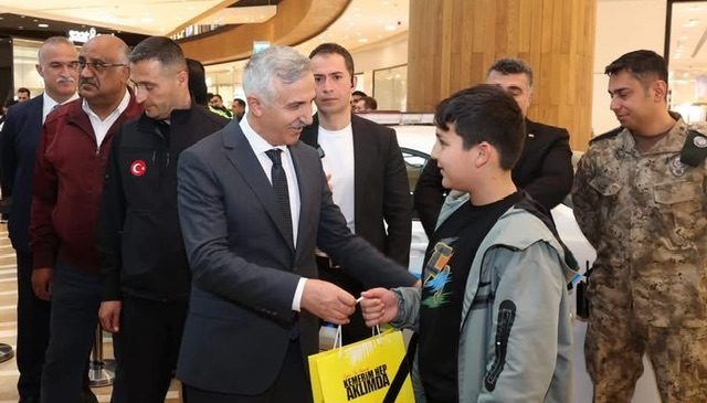 Vali Ünlüer Trafik Haftası Etkinliğinde Vatandaşlarla Buluştu
