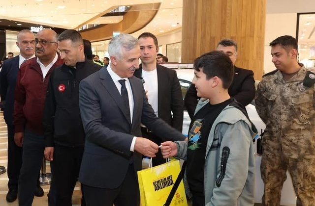 Vali Ünlüer Trafik Haftası Etkinliğinde Vatandaşlarla Buluştu
