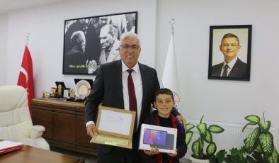 Karton Bilgisayar Yapan Çocuğa Belediye’den Tablet Hediyesi