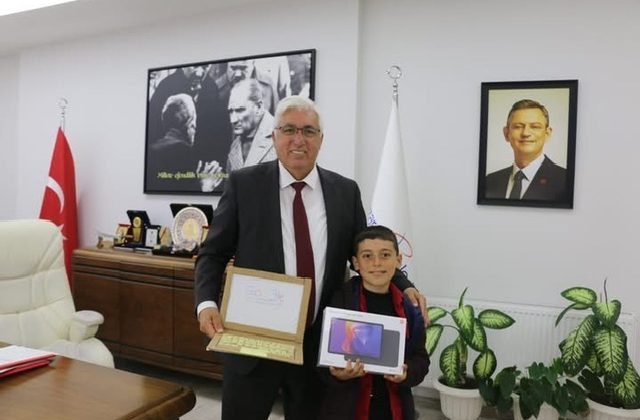 Karton Bilgisayar Yapan Çocuğa Belediye’den Tablet Hediyesi