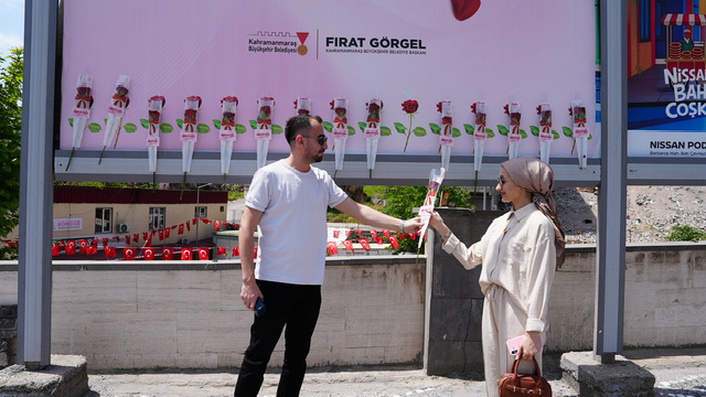 Büyükşehir’den Duygu Dolu Jest; Açık Hava Panoları Sevgiyle Doldu