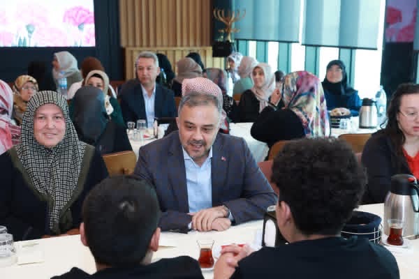 Başkan Toptaş’tan Şehit Annelerinin anneler gününü kutladı