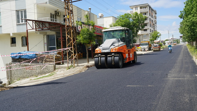 Büyükşehir, Dulkadiroğlu’nda Şeyh Şamil ve Vezir Hoca Bulvarlarını Sıcak Asfaltla Buluşturuyor