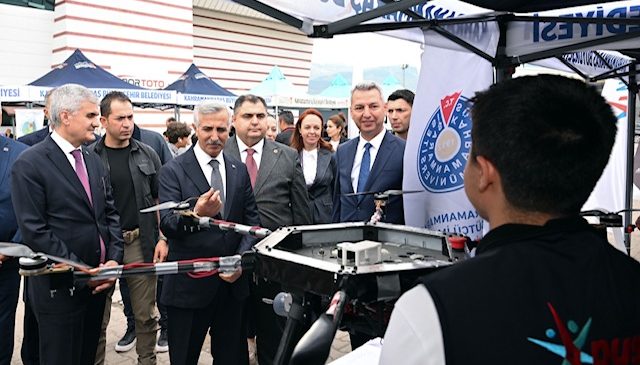 KSÜ Rektörü Okumuş, Robotik Festivalinde Dereceye Giren Öğrencilere Plaket Takdim Etti