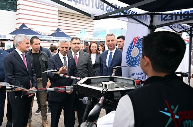 KSÜ Rektörü Okumuş, Robotik Festivalinde Dereceye Giren Öğrencilere Plaket Takdim Etti