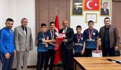 AFŞİN’DE ŞAMPİYON ÖĞRENCİLERE BELEDİYEDE MORAL VE TEBRİK