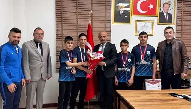 AFŞİN’DE ŞAMPİYON ÖĞRENCİLERE BELEDİYEDE MORAL VE TEBRİK