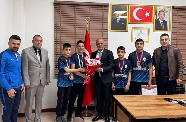 AFŞİN’DE ŞAMPİYON ÖĞRENCİLERE BELEDİYEDE MORAL VE TEBRİK