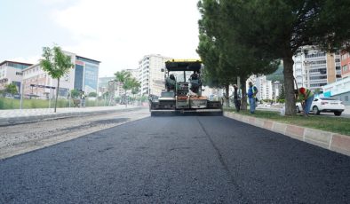 Büyükşehir, Ahır Dağı Caddesi’nde Asfalt Mesaisini Sürdürüyor