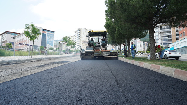 Büyükşehir, Ahır Dağı Caddesi’nde Asfalt Mesaisini Sürdürüyor