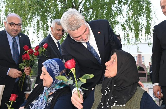 Bayram Coşkusu Şehrin Ulu Çınarlarıyla Paylaşıldı
