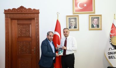 Kahramanmaraş’ta Balıkçılık Kültürünü Anlatan Eser Başkan Toptaş’a takdim edildi