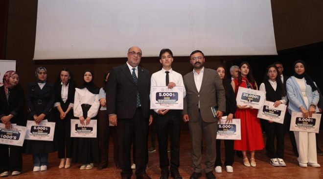 ŞAHBAZ DERNEĞİ’NDEN FİLİSTİN TEMALI KONUŞMA YAPAN ÖĞRENCİYE UMRE HEDİYESİ