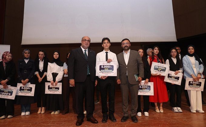 ŞAHBAZ DERNEĞİ’NDEN FİLİSTİN TEMALI KONUŞMA YAPAN ÖĞRENCİYE UMRE HEDİYESİ