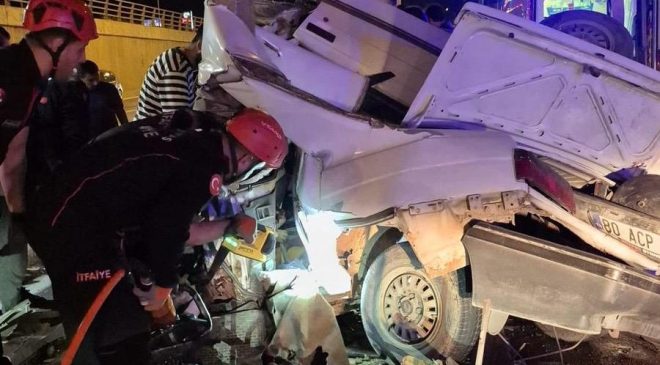 Kahramanmaraş’ta otomobil aydınla direğine çarptı: 3 yaralı