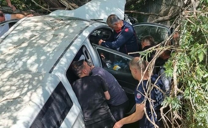 Kahramanmaraş’ta ticari araç kanala uçtu: 4 yaralı