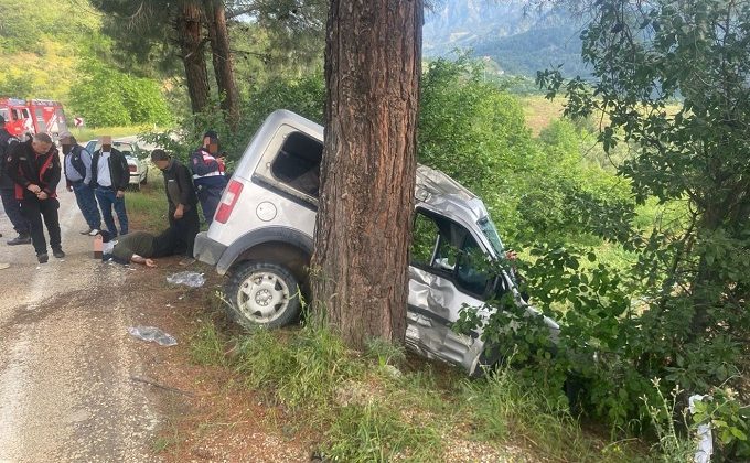 Kahramanmaraş’ta hafif ticari araç ağaca çarptı: 1 Ağır, 3 Hafif Yaralı