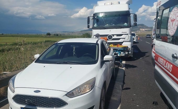 TAG Otoyolu’nda otomobil ile tır çarpıştı: 1 ölü, 2 yaralı