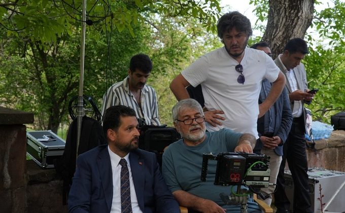 BİTLİS, AHLAT – Anadolu’nun köklü tarihi ve eşsiz doğal güzellikleriyle saklı bir hazinesi olan Bitlis’in Ahlat ilçesi, dev bir sinema projesine ev sahipliği yapıyor.